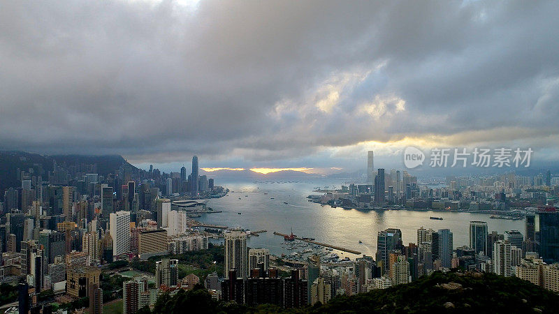 晚上从云层上看香港