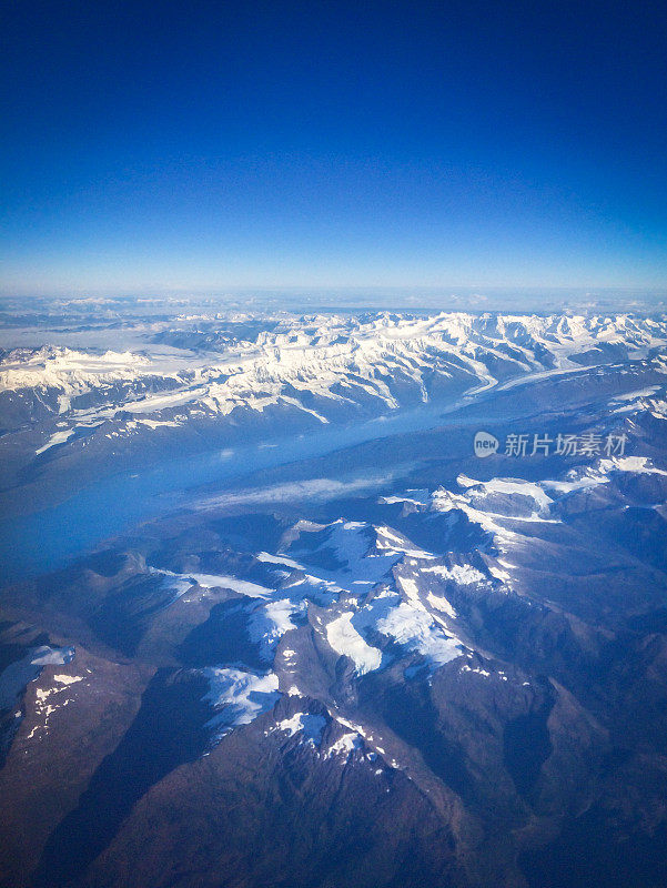 从空中俯瞰阿拉斯加的一条冰河流入大海。