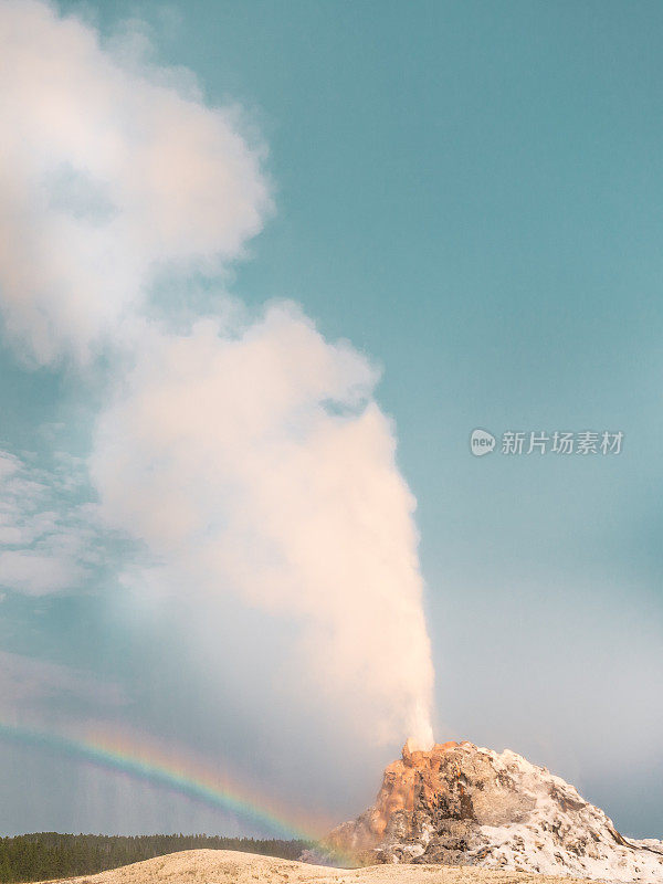 白圆顶间歇泉，彩虹，黄石国家公园，怀俄明州
