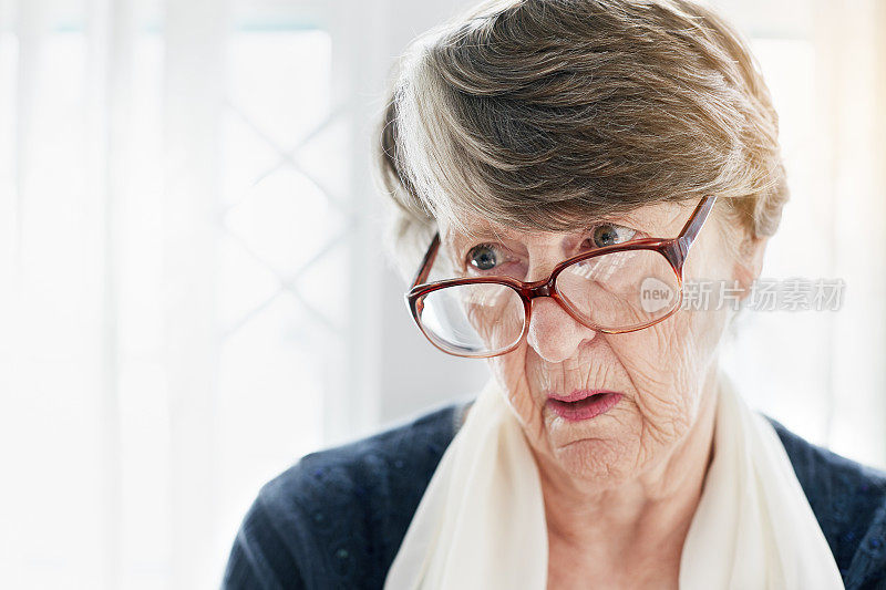 一个戴着眼镜的女人看起来很不开心