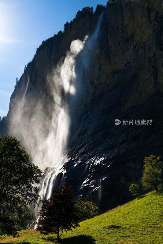 瑞士跳伞者天堂，斯图巴赫瀑布，Lauterbrunnen，少女地区