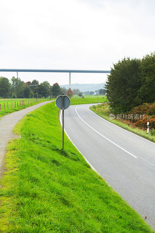 鲁尔河附近的路