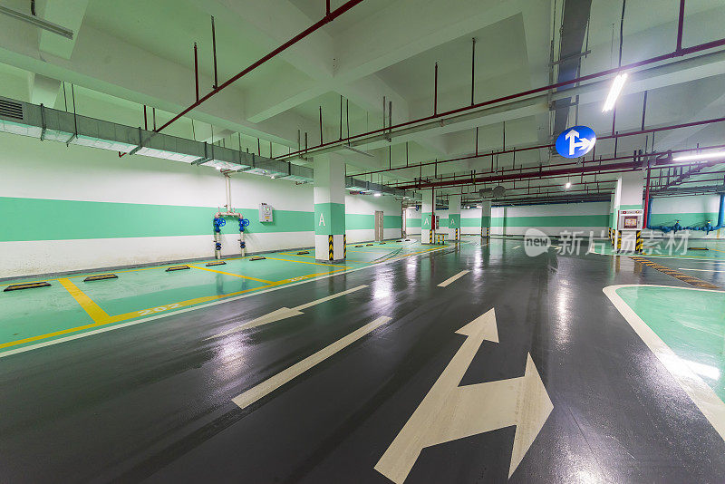 地下停车场和天花板管道系统。