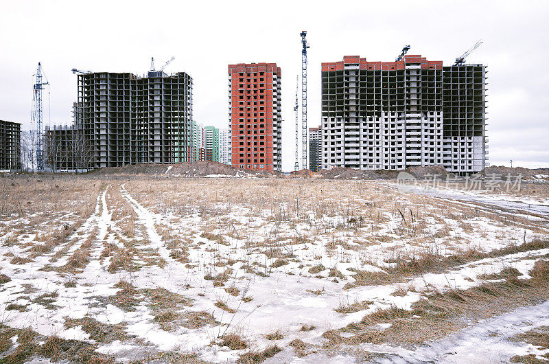 在荒地、吊车、冬季、地面、雪地上建设新建筑