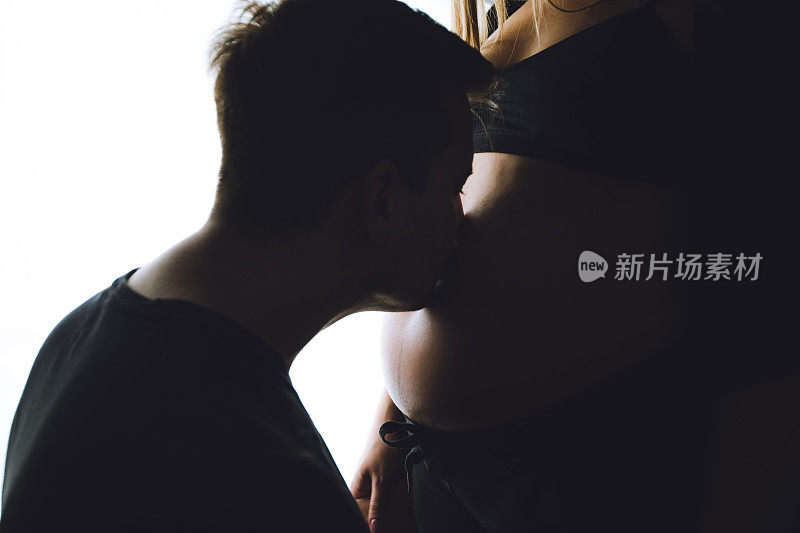 一对幸福的夫妇即将迎来宝宝