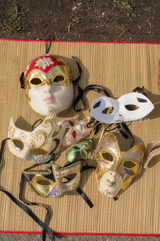 法国旧货市场上的威尼斯面具