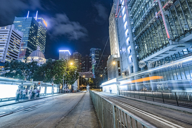 香港中环夜间街道上的汽车步道