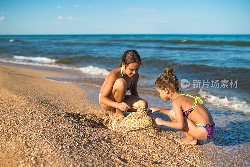 姐妹们在海边玩耍。