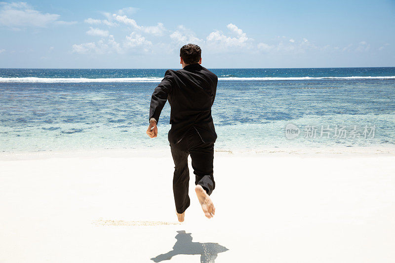 一个商人往海边跑的后视图