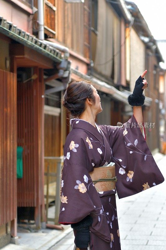 穿着和服的日本妇女行走在京都的老城区