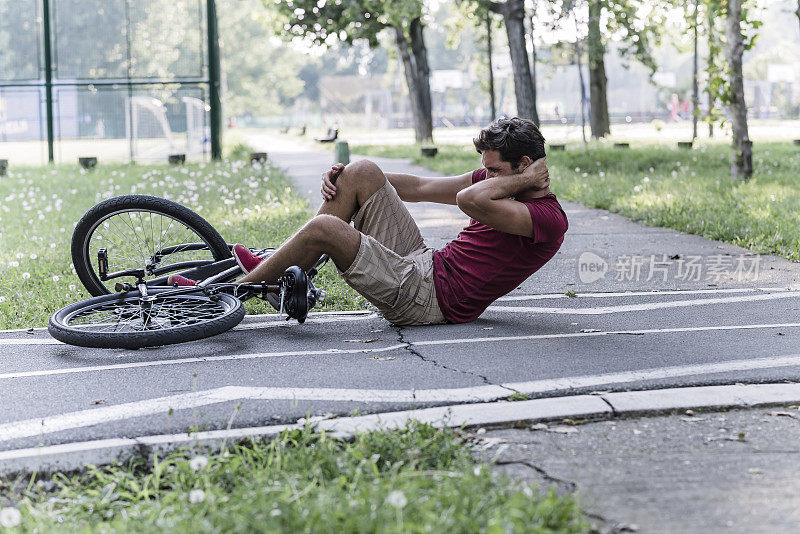 一名年轻的摩托车手遭遇了意外