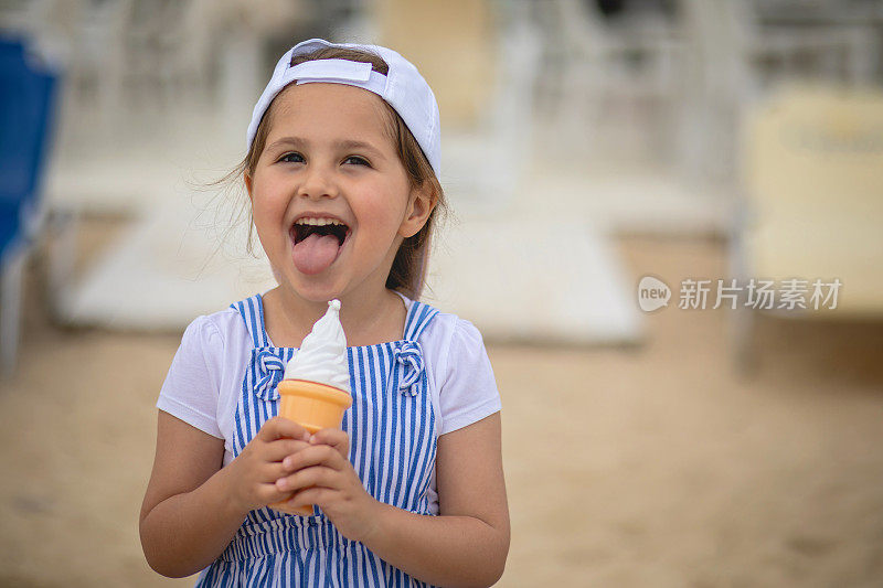 小女孩正在品尝她的冰淇淋