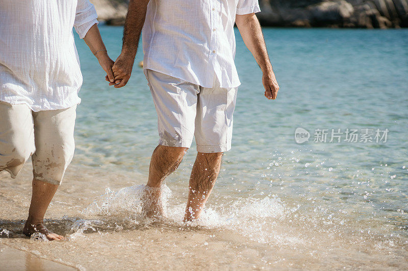 一对老年夫妇在海滩上