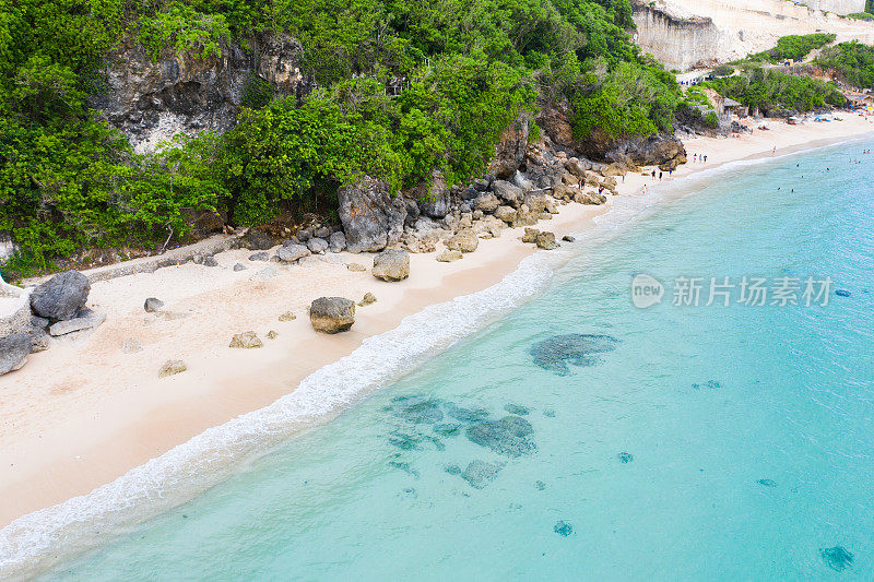 巴厘岛。从上面的海滩场景-五颜六色的海滩伞和蓝色透明的海洋。