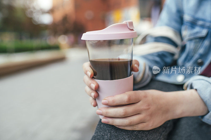 年轻女子用环保可重复使用的咖啡杯和棉袋，零浪费的概念