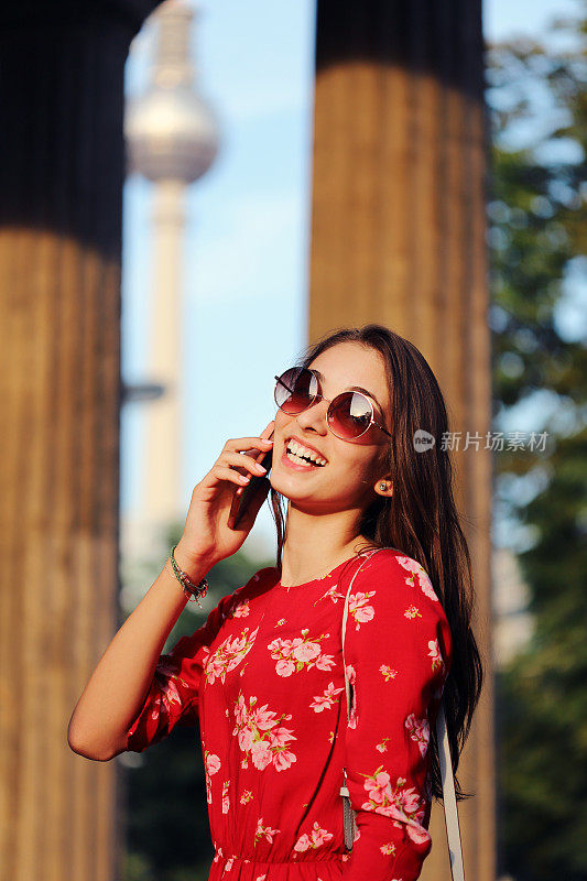 年轻快乐的女人在讲电话