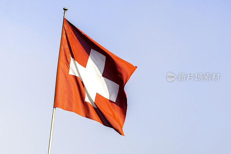 挥舞着瑞士国旗