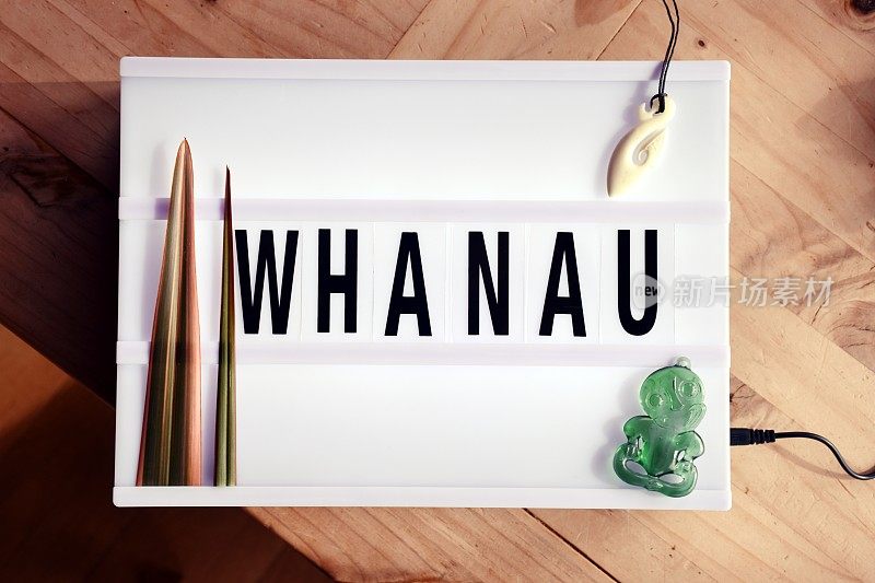 毛利语Whanau字意Family在灯箱趋势