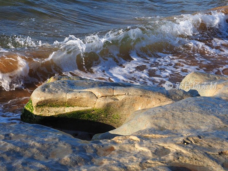 海浪在多石的海滩上