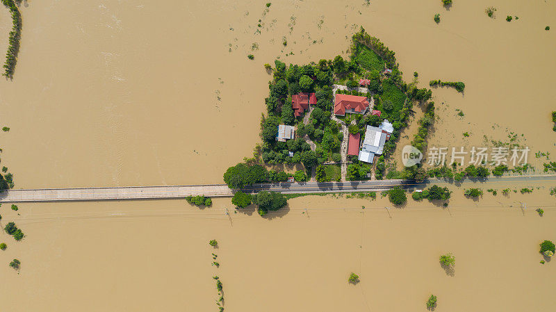 无人机从上方拍摄的被淹稻田和村庄的鸟瞰图