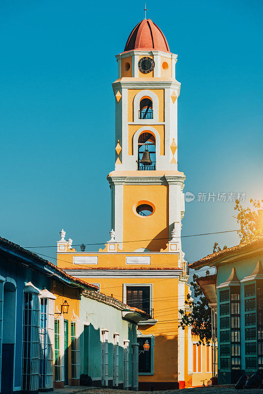 古巴特立尼达的教堂塔