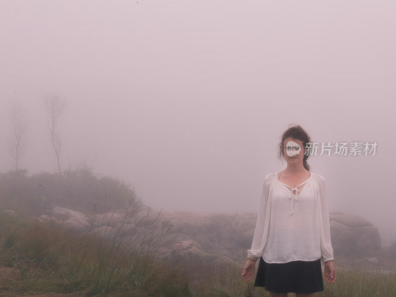 优雅美丽的女人站在雾中