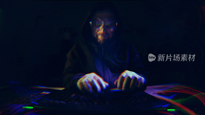 蒙面电脑黑客在阴影