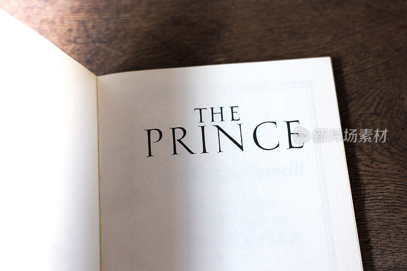 翻开书，标题页:王子(带黑眼镜)