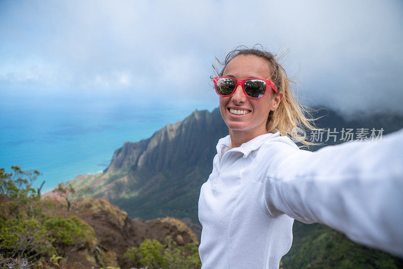 在夏威夷徒步旅行自拍的女人