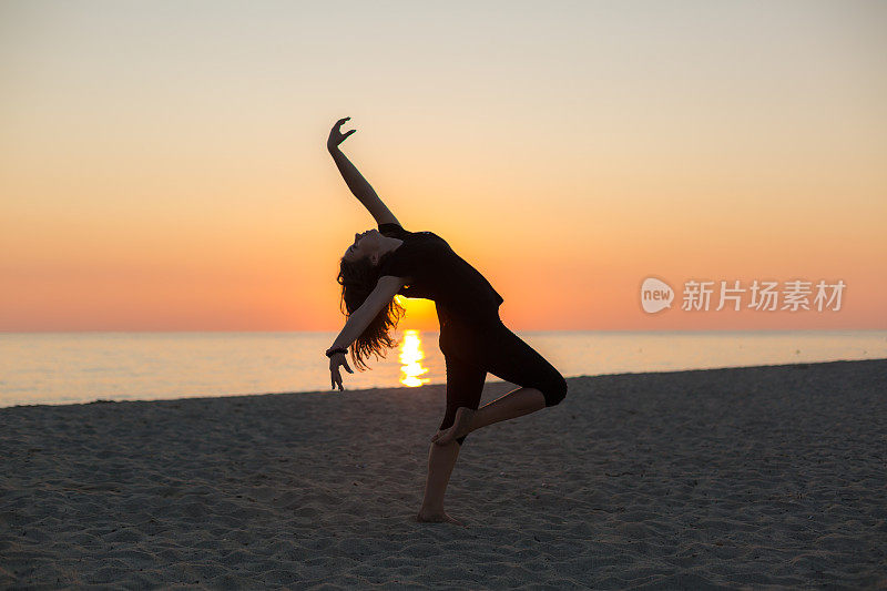 日落时分在海滩上跳舞