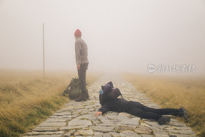 迷雾笼罩的神秘山路。疲惫的游客