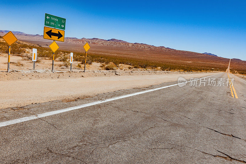 加州，死亡谷，美国加州，带标志的Trona路