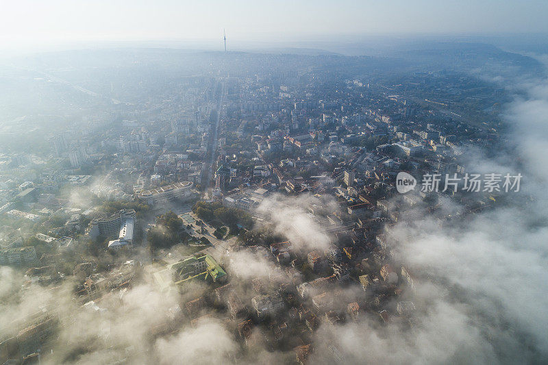 多瑙河。多瑙河的大城市景观鸟瞰图，醒来，从上面看日出，晨雾