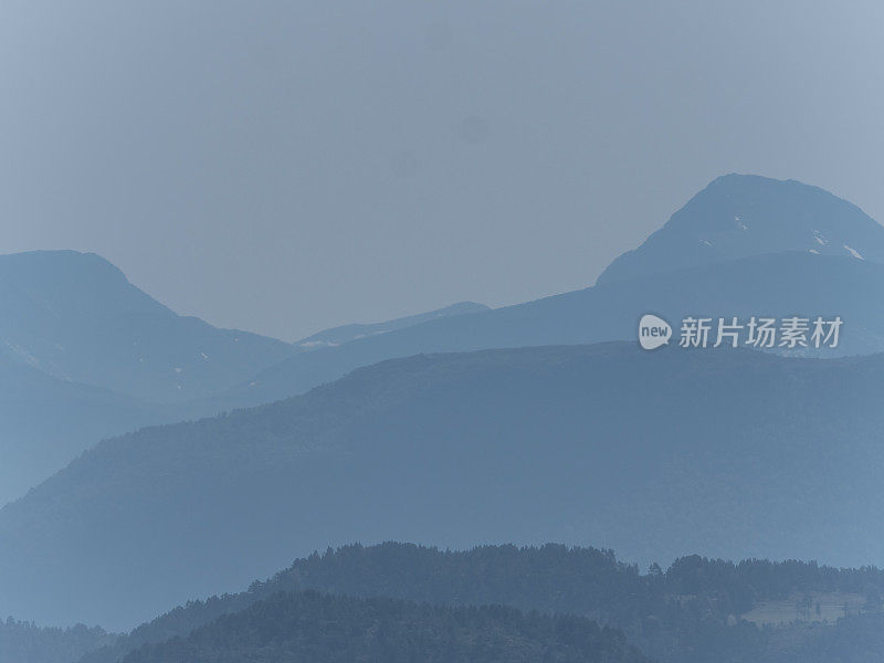 挪威峡湾的蓝色迷雾山