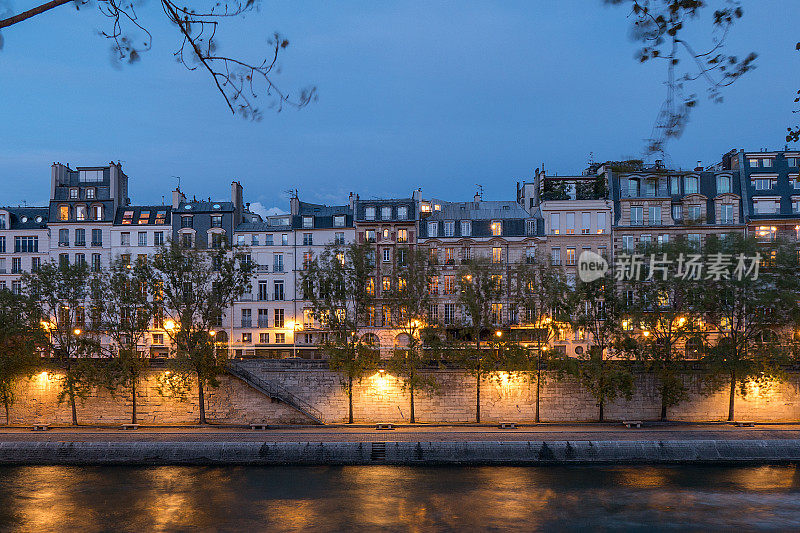 巴黎的夜晚。法国巴黎塞纳河沿岸的典型巴黎建筑