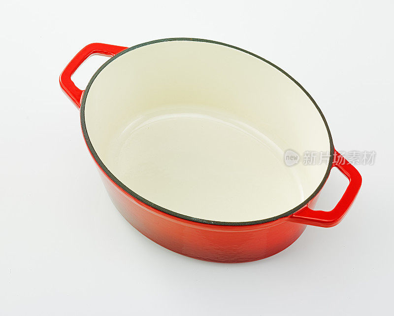 铸铁烹饪锅孤立在白色背景上