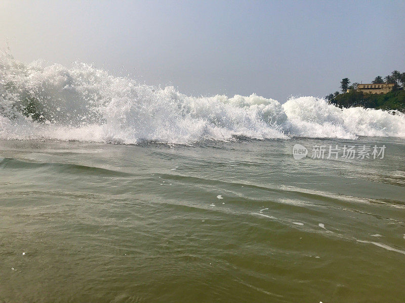 印度果阿，海浪冲向相机