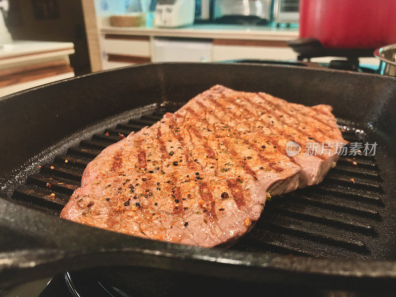 在住宅厨房里准备炸红肉西冷牛排