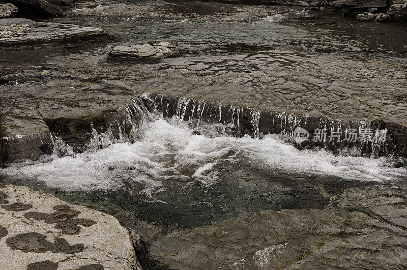 平岩瀑布，萨默塞特岛的小瀑布，努勒维特，加拿大，加拿大北极，