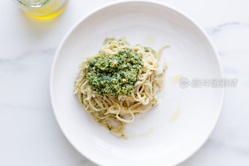 鹰嘴豆意大利面配蔬菜、菠菜和帕尔马干酪