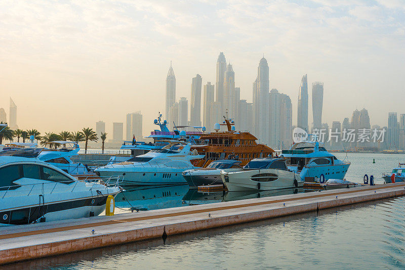 迪拜-朱美拉棕榈岛游艇港，可以看到迪拜码头