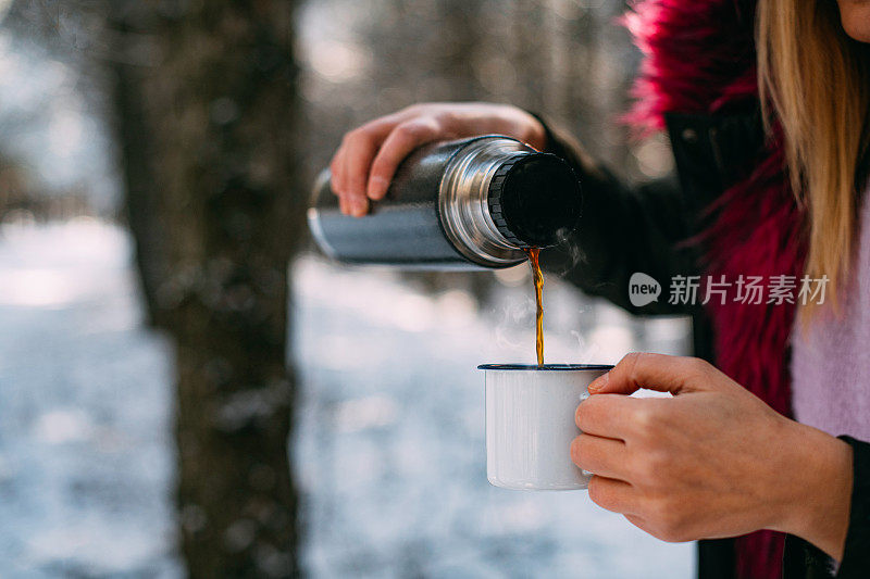 雪域森林里的热水瓶和咖啡