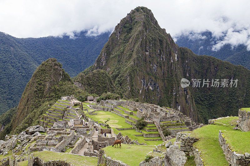秘鲁的马丘比丘遗址和瓦纳比丘山景观