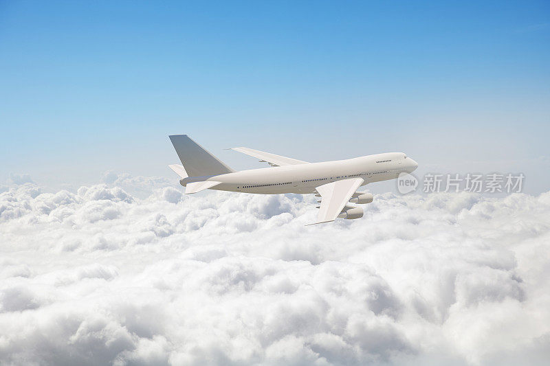 飞过云层的商业飞机