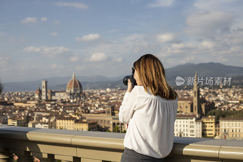 年轻的摄影师捕捉城市风景