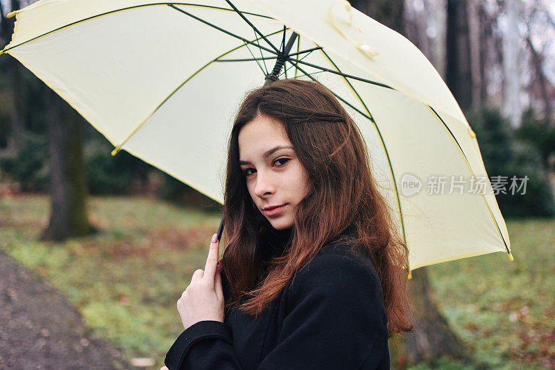 美丽的年轻女子享受着雨天