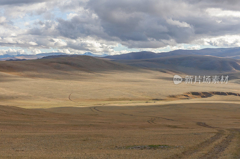 蒙古景观。位于巴亚尔乌尔基的阿尔泰塔万博格德国家公园