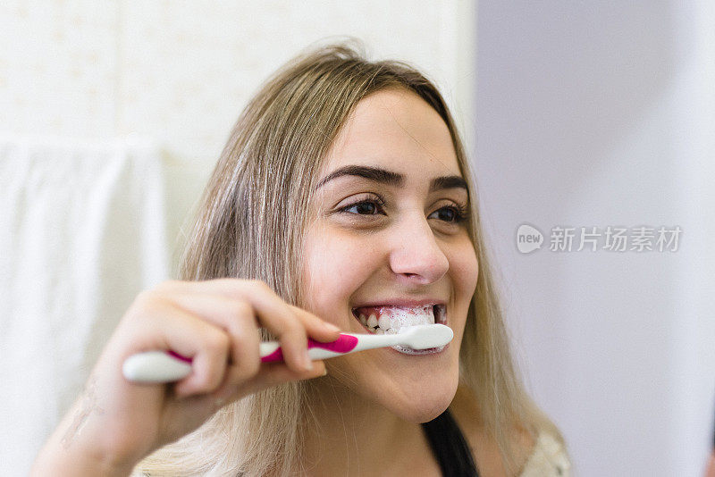 年轻女子正在刷牙