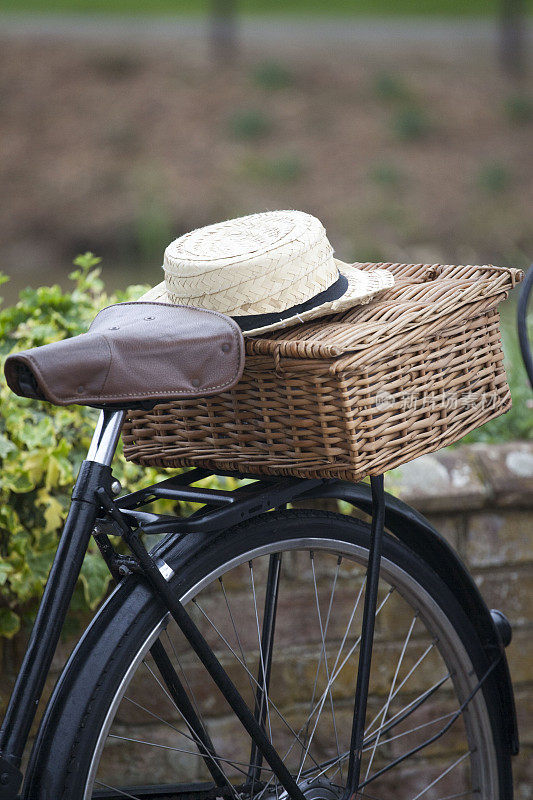自行车座椅和草帽