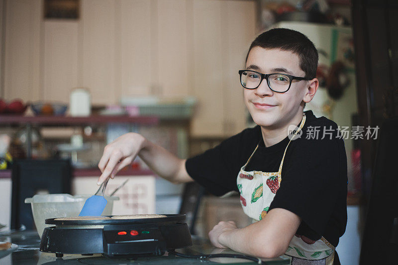 少年在封锁期间做美国煎饼